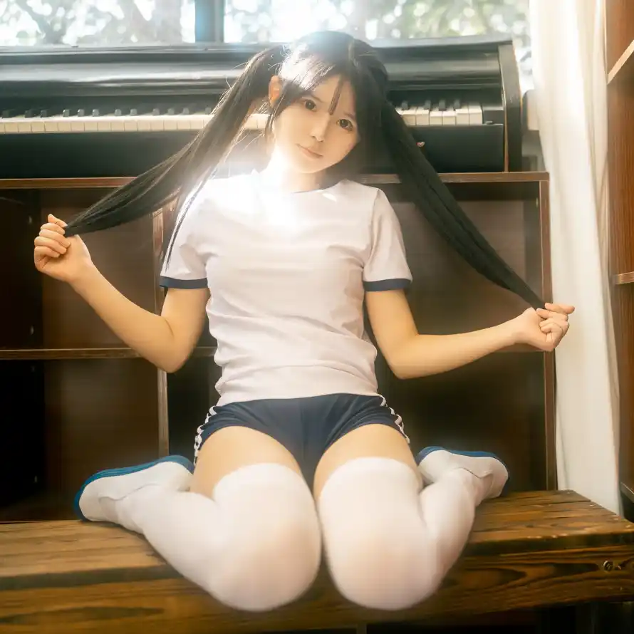 4k坐姿壁纸 - 学生 - 少女 - 教室「哲风壁纸」