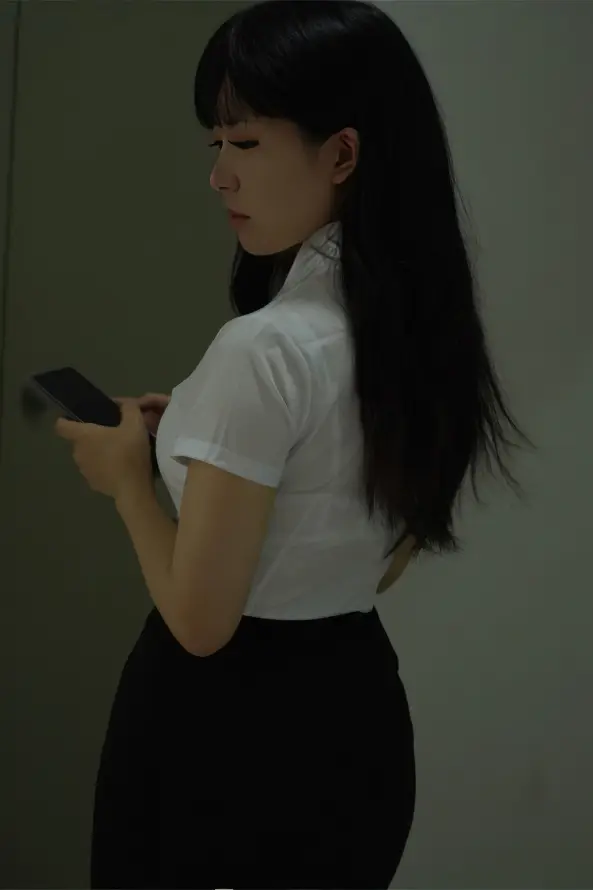 4k侧身壁纸 - 夜晚 - 室内 - 手机「哲风壁纸」