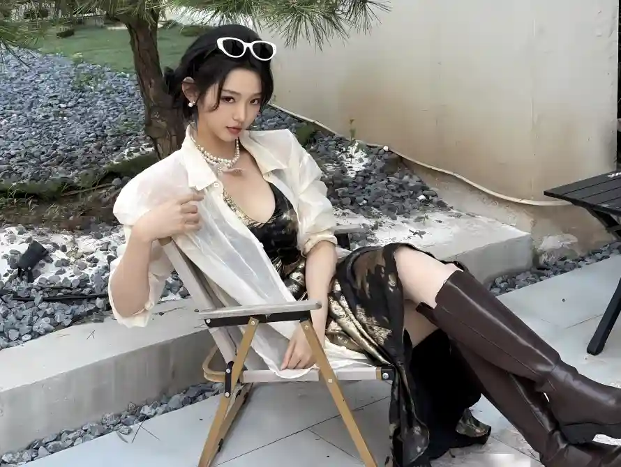 3k坐姿壁纸-李柯以与墨镜-黑色旗袍免费下载「哲风壁纸」