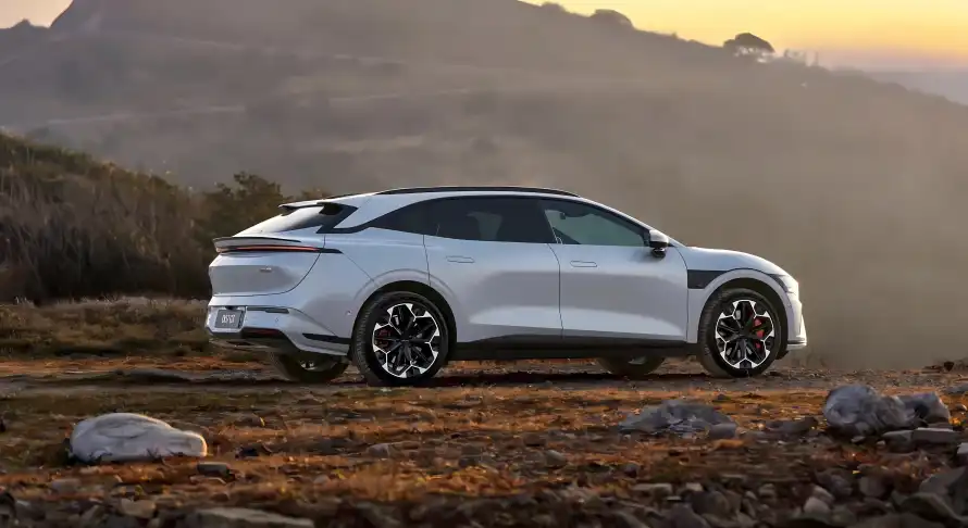 5k山峦壁纸-SUV壁纸和山峰-自然风景壁纸推荐「哲风壁纸」