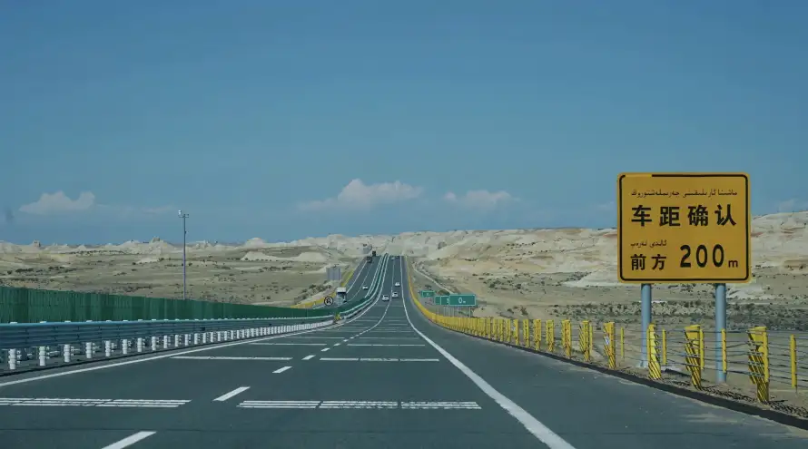 4k公路壁纸 - 开阔 - 戈壁 - 护栏「哲风壁纸」 4k公路壁纸 - 开阔 - 戈壁 - 护栏「哲风壁纸」