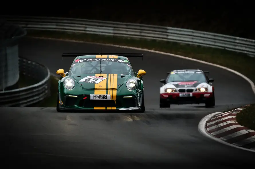 6k夜间壁纸-红色跑车 - 弯道-绿色跑车壁纸推荐「哲风壁纸」