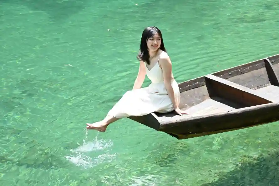 4k夏日壁纸 - 女孩 - 戏水 - 木船「哲风壁纸」 4k夏日壁纸 - 女孩 - 戏水 - 木船「哲风壁纸」