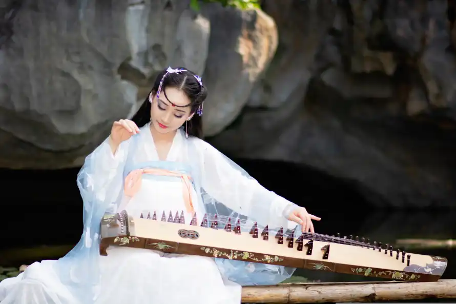 6k古典壁纸-自然风景与古筝-绿色的旋律「哲风壁纸」