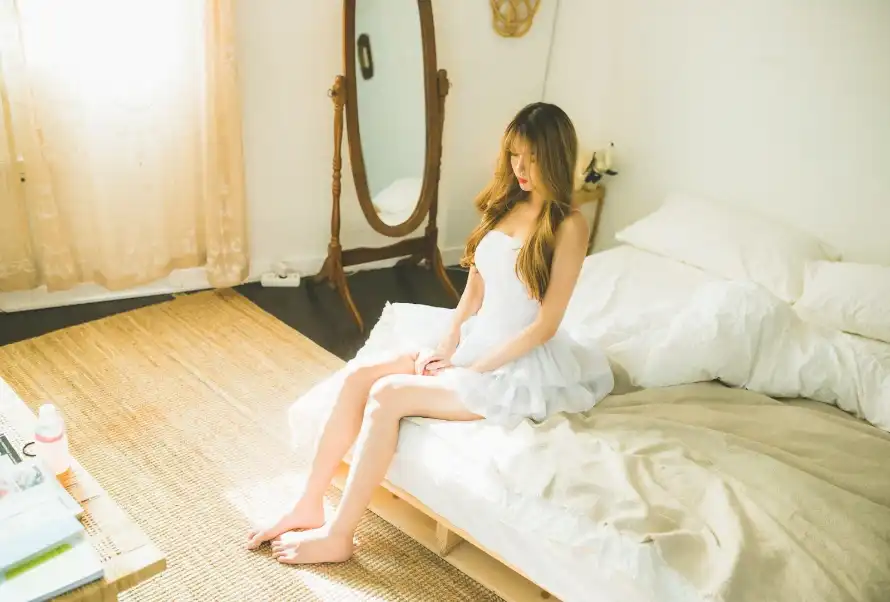 4k书籍壁纸 - 床 - 卧室 - 女孩「哲风壁纸」