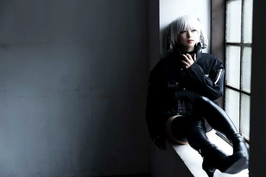 4k人物壁纸 - 冷峻 - 坐姿 - 室内「哲风壁纸」