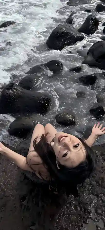 4k海边壁纸 - 美女 - 礁石 - wallpaper「哲风壁纸」