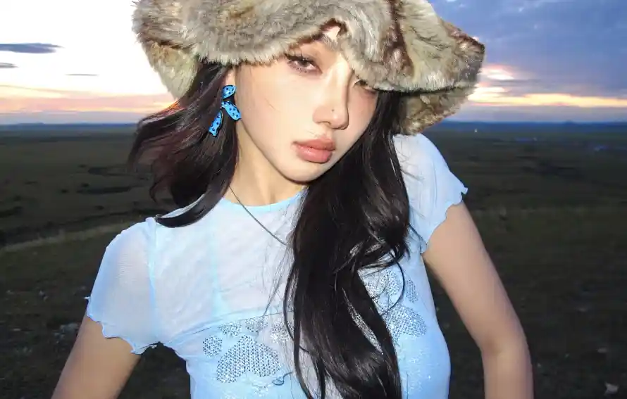 4k美女壁纸 - 欧美风 - 蓝短袖 - wallpaper「哲风壁纸」