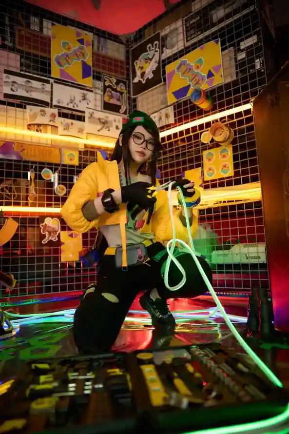 4k科技壁纸 - 破洞裤 - 荧光绿 - 工装穿搭「哲风壁纸」