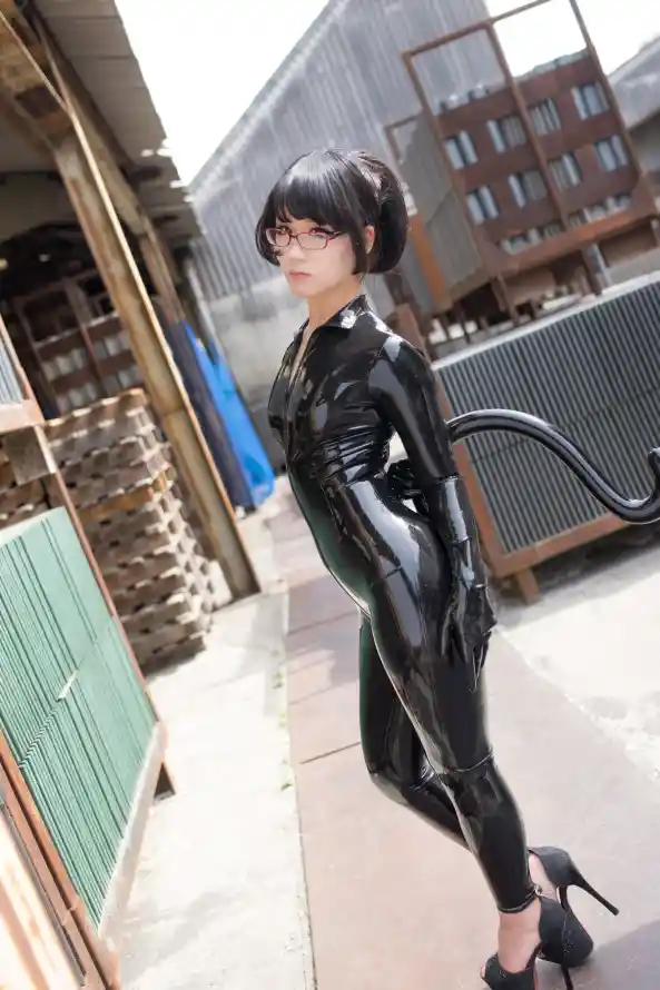 4k厂房壁纸 - 皮衣 - 眼镜 - 短发「哲风壁纸」