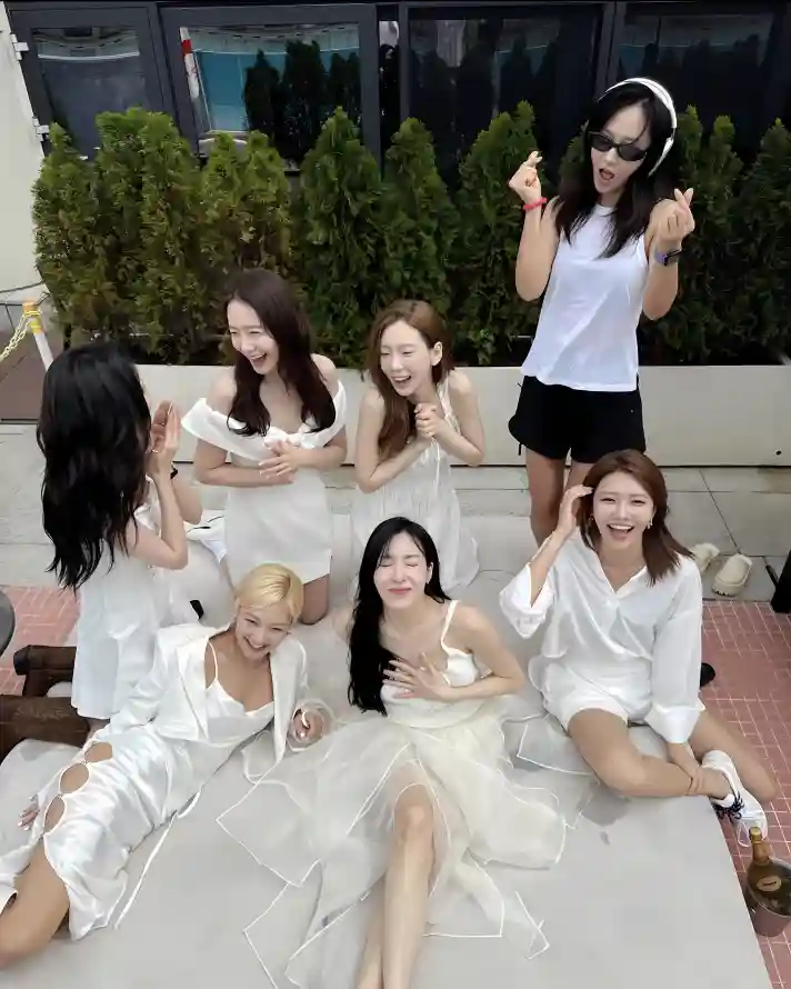4k团体照壁纸 - 休闲穿搭 - 夏日氛围 - 少女时代「哲风壁纸」