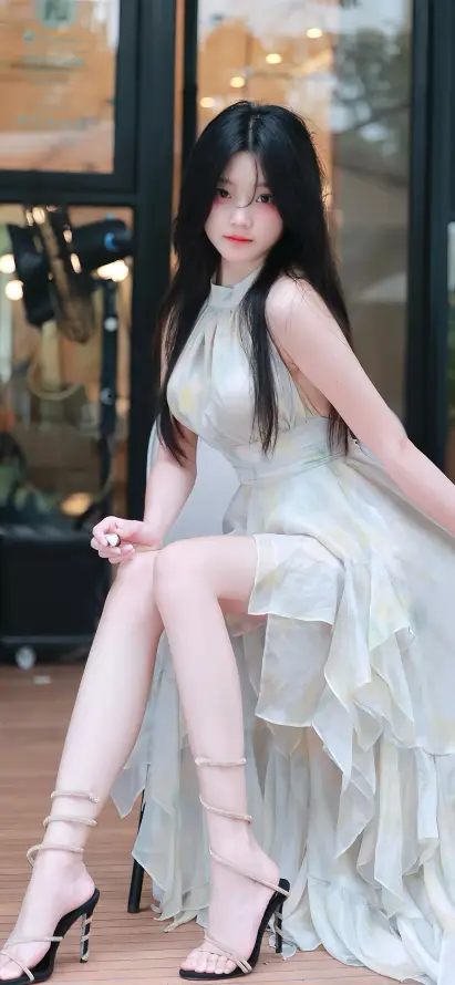 4k坐姿壁纸 - 户外 - 美女 - 长发「哲风壁纸」