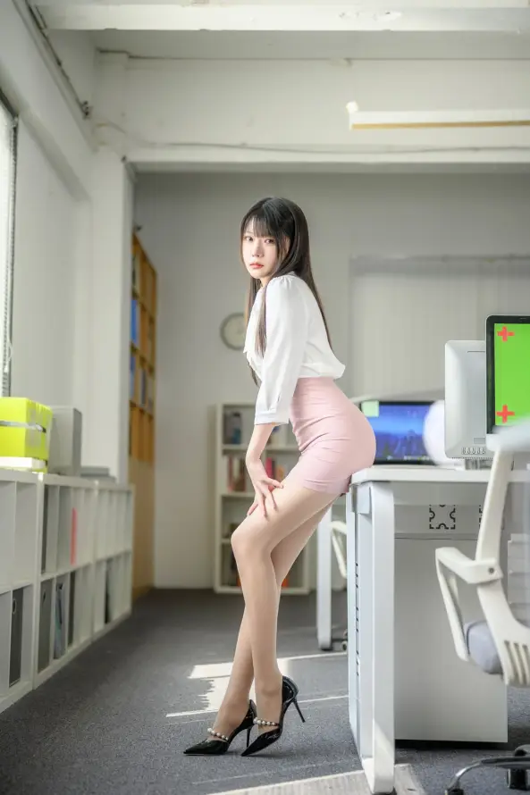 4k写真壁纸 - 室内 - 电脑 - 粉裙「哲风壁纸」