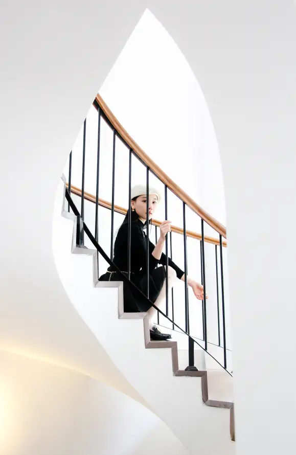 4k人物壁纸 - 时尚 - 风格 - 楼梯口「哲风壁纸」