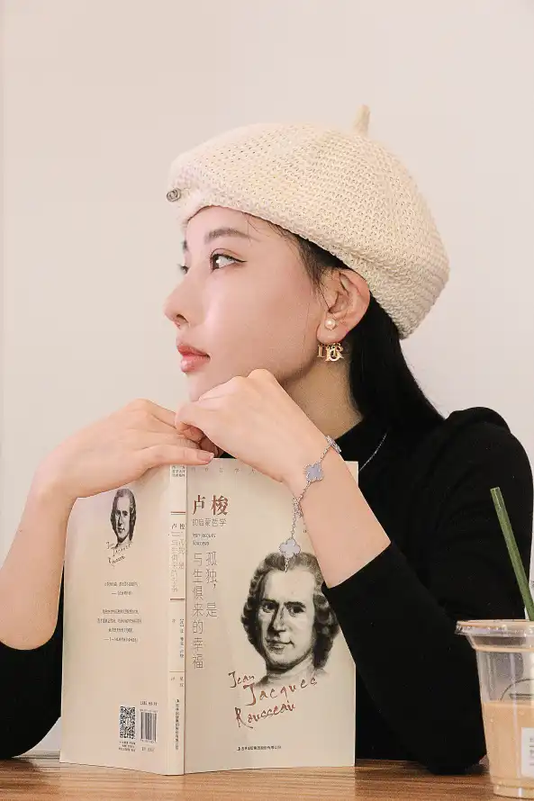 4k书籍壁纸 - 侧脸 - 室内 - 手表「哲风壁纸」