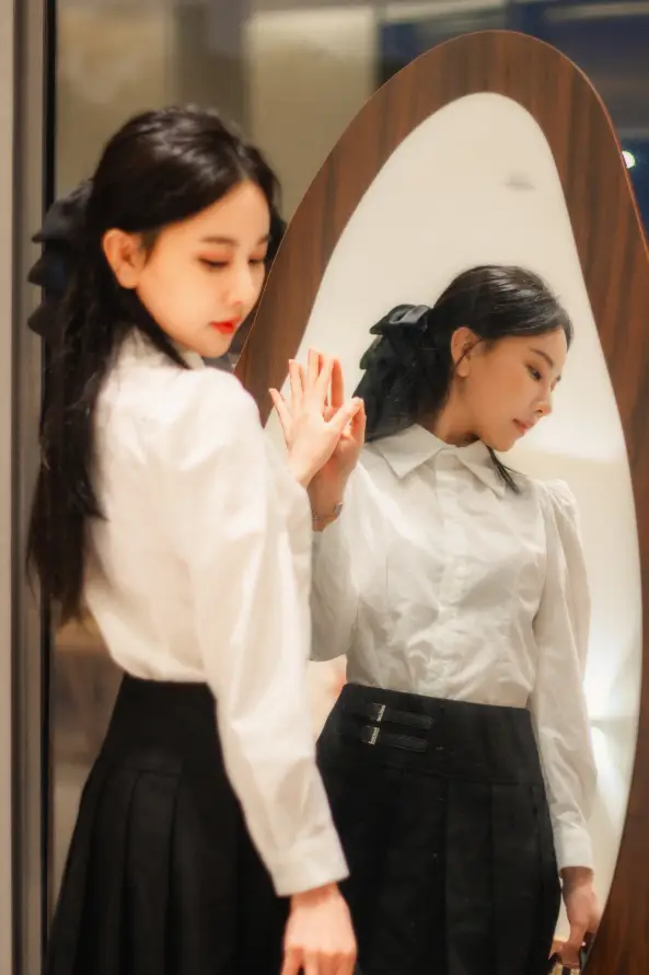 4k优雅壁纸 - 倒影 - 女生 - 室内「哲风壁纸」