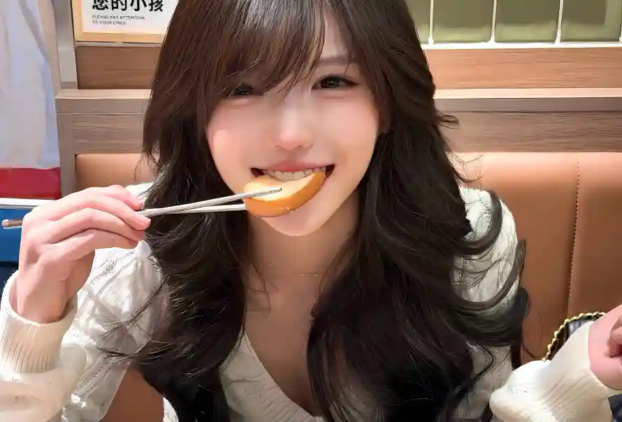 4k美女壁纸 - 可爱 - 吃面包 - wallpaper「哲风壁纸」