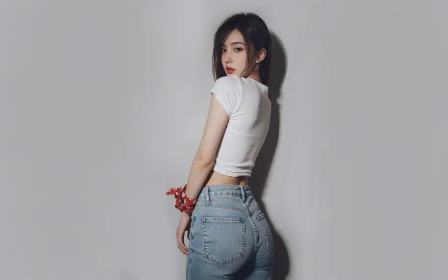 4k侧身壁纸-休闲装和壁纸-灰色背景壁纸分享「哲风壁纸」