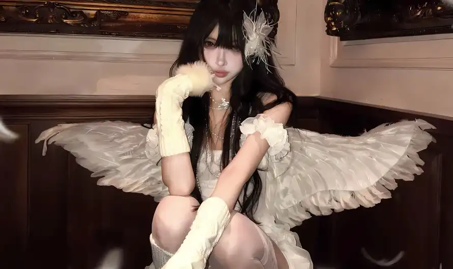 4k美女壁纸 - 翅膀 - 优雅坐姿 - 复古室内「哲风壁纸」