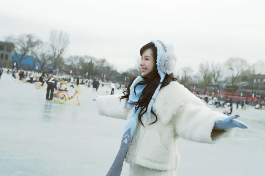 3k人群壁纸-女演员和休闲-毛绒服饰免费下载「哲风壁纸」