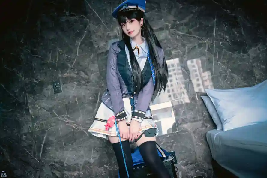 4k坐姿壁纸 - 踩风 - 小警察 - 制服穿搭「哲风壁纸」