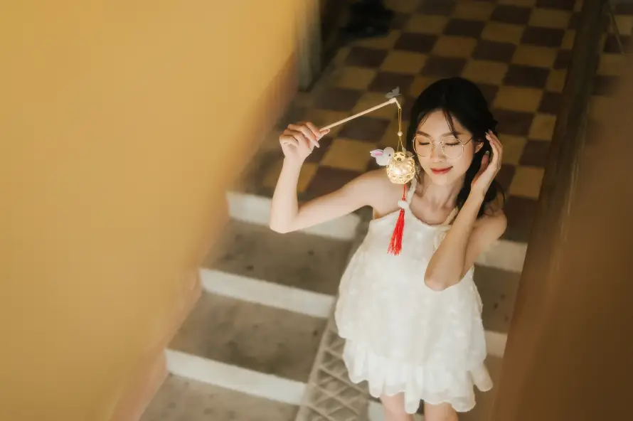 4k室内壁纸 - 少女 - 楼梯 - 流苏「哲风壁纸」