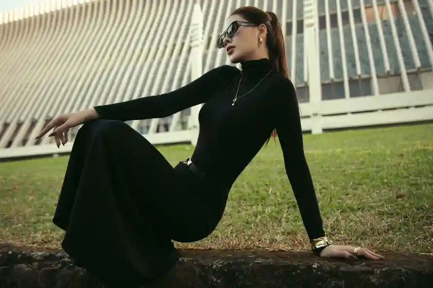 4k优雅壁纸 - 坐姿 - 墨镜 - 户外「哲风壁纸」