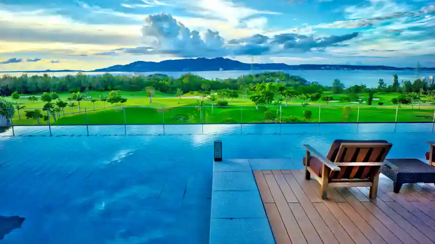 8k大海壁纸-度假屋 - 泳池-木质平台免费下载「哲风壁纸」