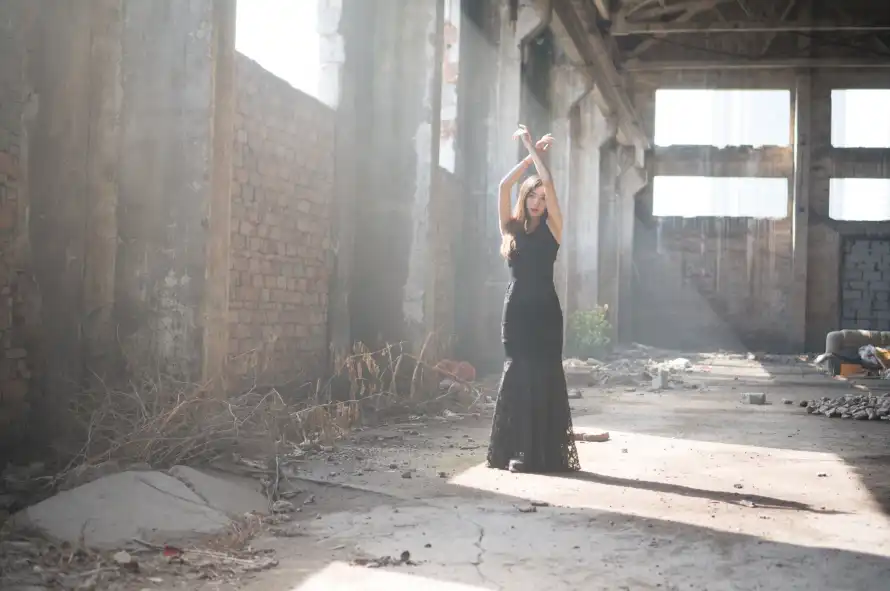 2k人像壁纸-工业风 - 光影-丁达尔光壁纸分享「哲风壁纸」