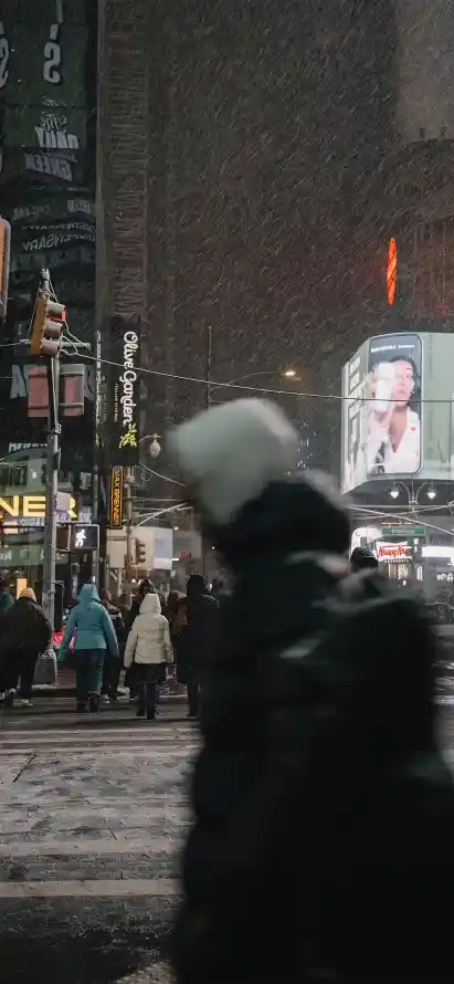 4k下雪壁纸 - 人群 - 冬夜 - 冬季「哲风壁纸」