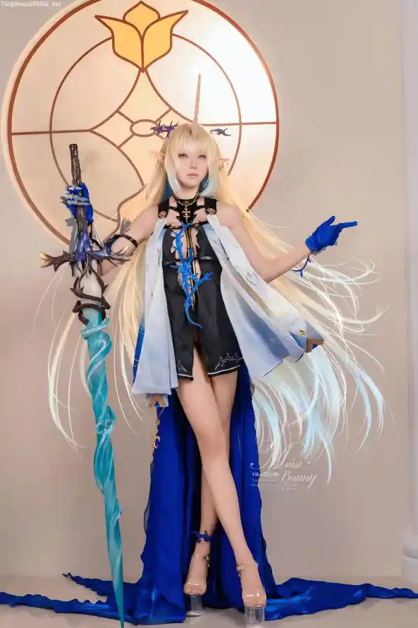 4k披风壁纸 - 菲比 - 金发 - 长剑「哲风壁纸」