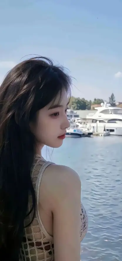 4k侧脸壁纸 - 吊带 - 晴天 - 水面「哲风壁纸」