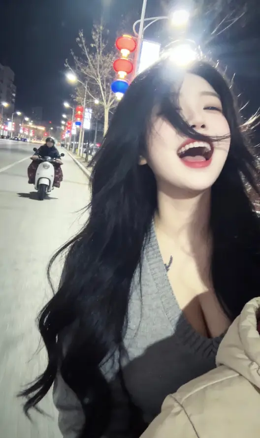 4k卷发壁纸 - 夜景 - 开心 - 美女「哲风壁纸」