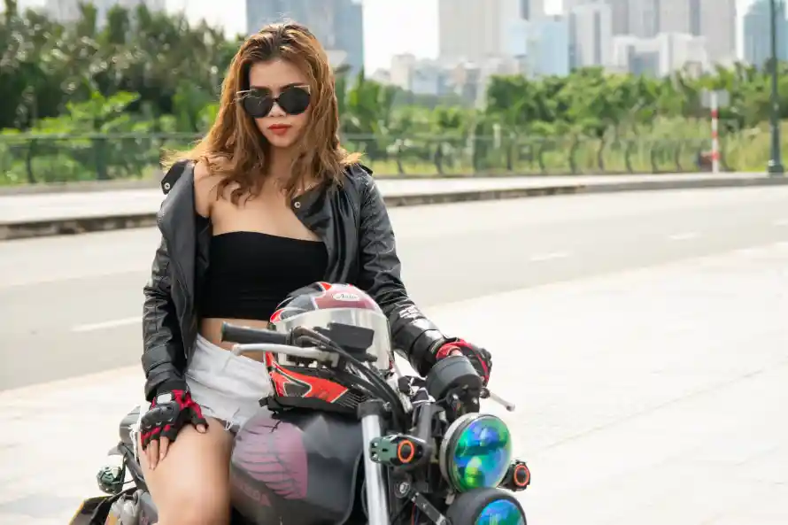 4k墨镜壁纸 - 头盔 - 抹胸 - 机车「哲风壁纸」