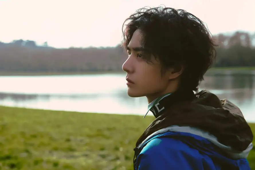 4k侧脸壁纸 - 卷发 - 帅哥 - 户外「哲风壁纸」