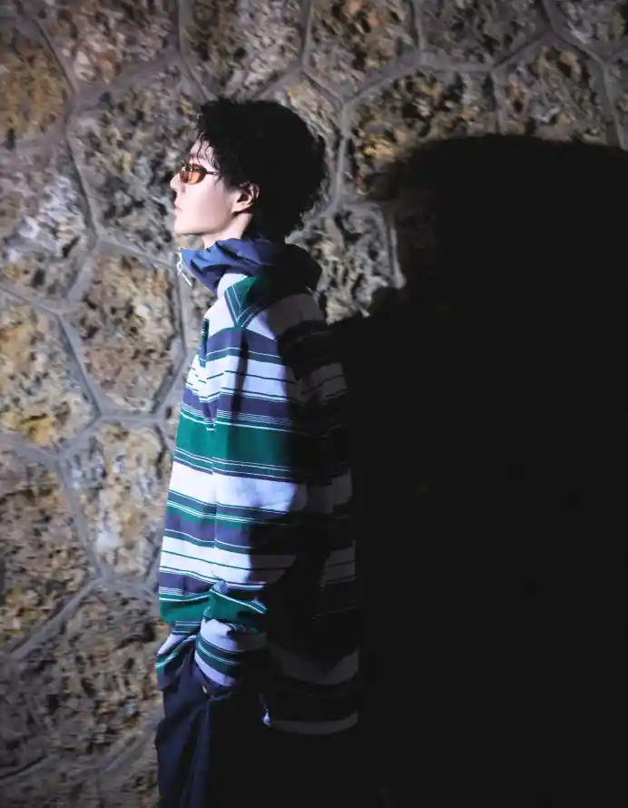 4k侧影壁纸 - 冷光 - 墨镜 - 男装「哲风壁纸」