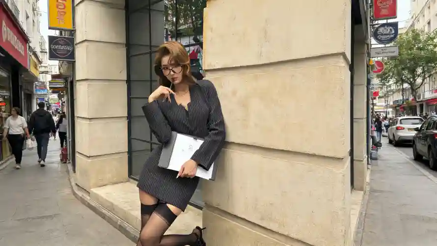 5k卷发壁纸-商业街和文件夹-西装裙免费下载「哲风壁纸」