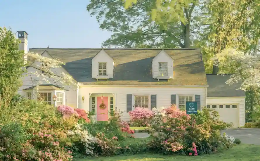 5k庭院壁纸-杜鹃花和房屋-乡村小屋壁纸分享「哲风壁纸」