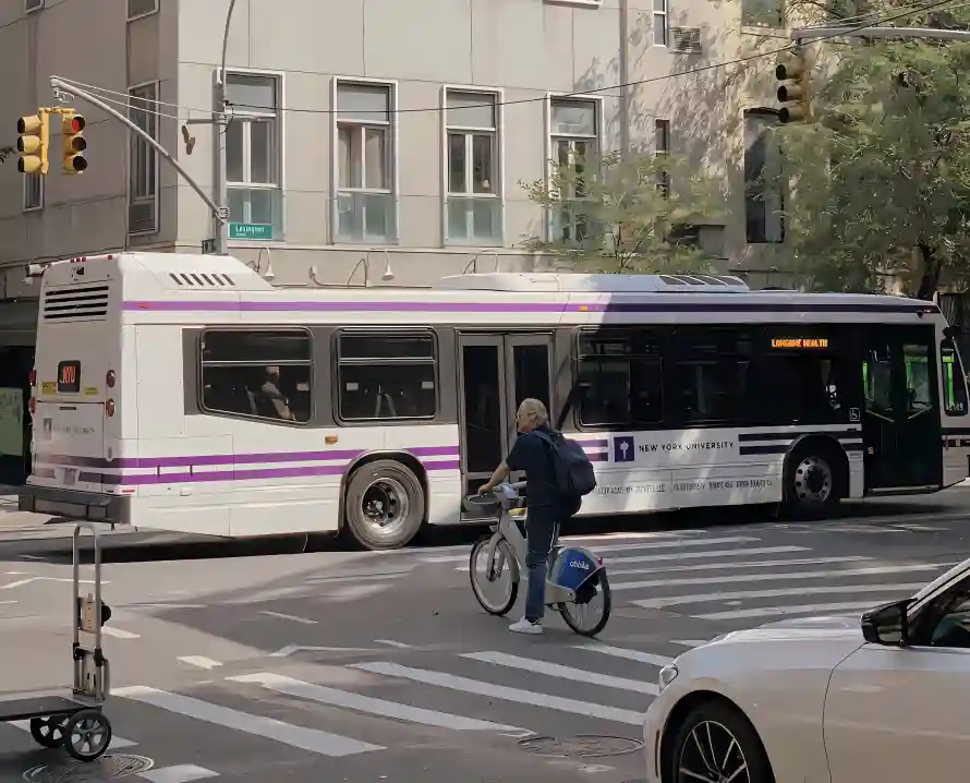 4k城市壁纸-公交车 - 树木-十字路口免费下载「哲风壁纸」