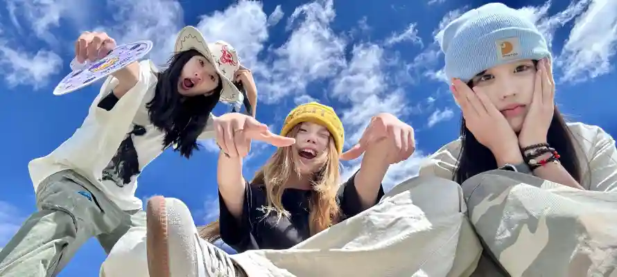 4k出游壁纸-针织帽 - 好友-蓝天白云免费下载「哲风壁纸」