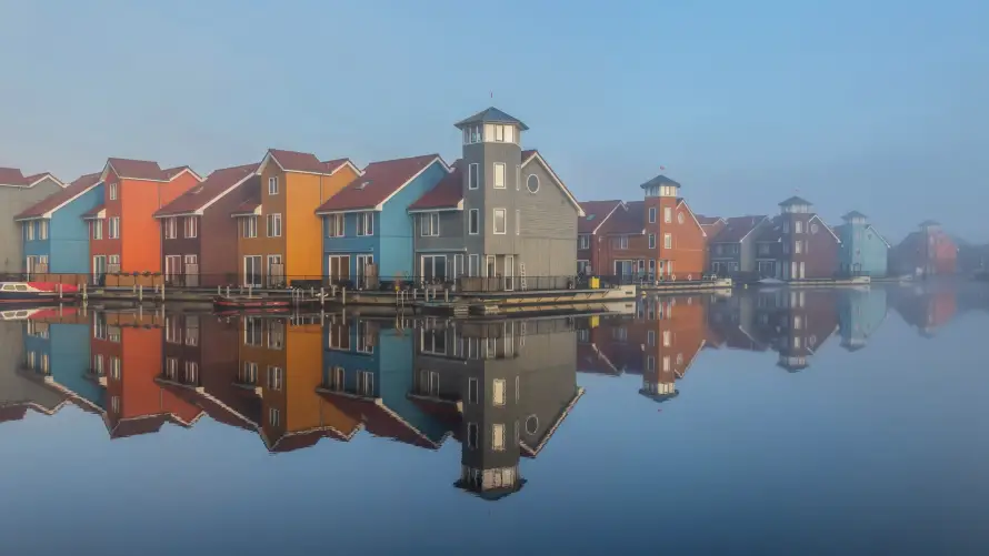 4k晴天壁纸-平静水面与海边-彩色房屋壁纸分享「哲风壁纸」