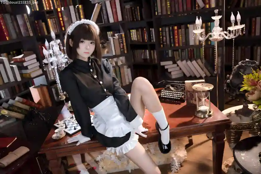 5k书房壁纸-cos与书架-木质书桌热门的壁纸「哲风壁纸」