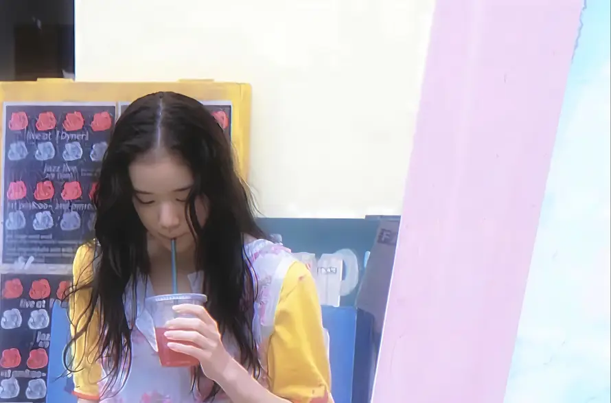 4k休闲壁纸-喝冰饮壁纸和吸管-淡紫上衣热门的壁纸「哲风壁纸」