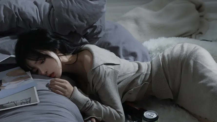 4k侧卧壁纸-居家服与易拉罐-壁纸分享「哲风壁纸」