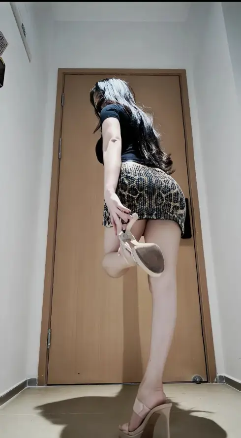 4k卷发壁纸 - 室内 - 性感 - 木门「哲风壁纸」