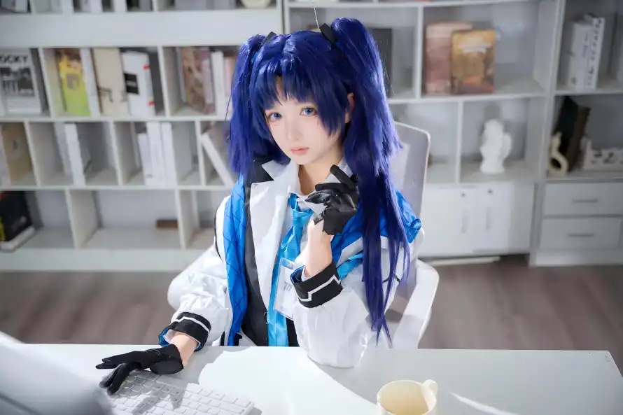 4k书架壁纸 - 御姐 - 美女 - 蓝发「哲风壁纸」