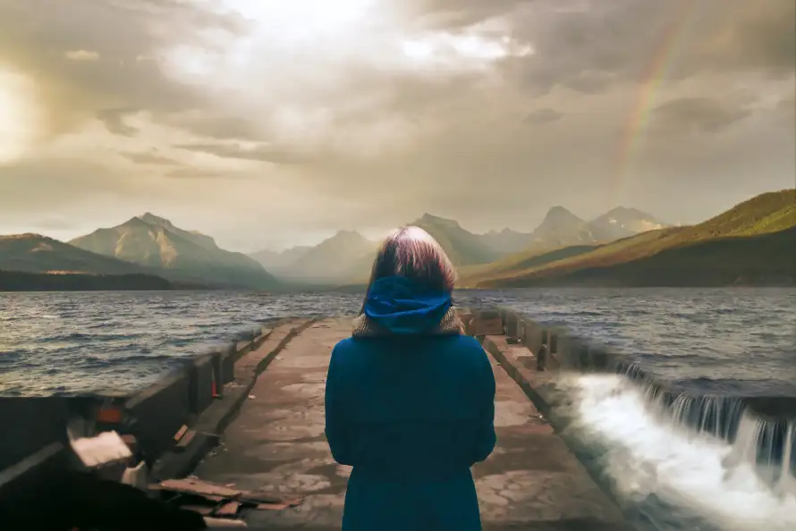 5k女孩壁纸-一条江和彩虹-蓝色外套壁纸分享「哲风壁纸」