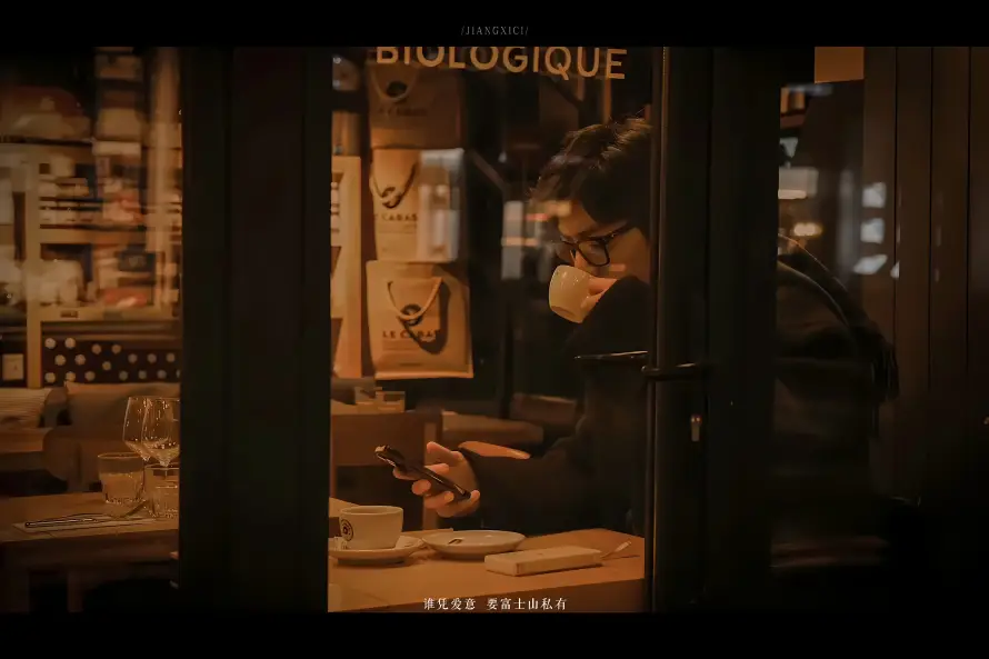 4k休闲壁纸-原木桌壁纸和咖啡厅-玩手机免费下载「哲风壁纸」