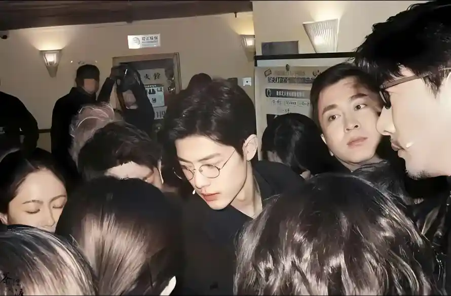 2k偶像壁纸-公众场合 - 室内-金丝眼镜壁纸分享「哲风壁纸」