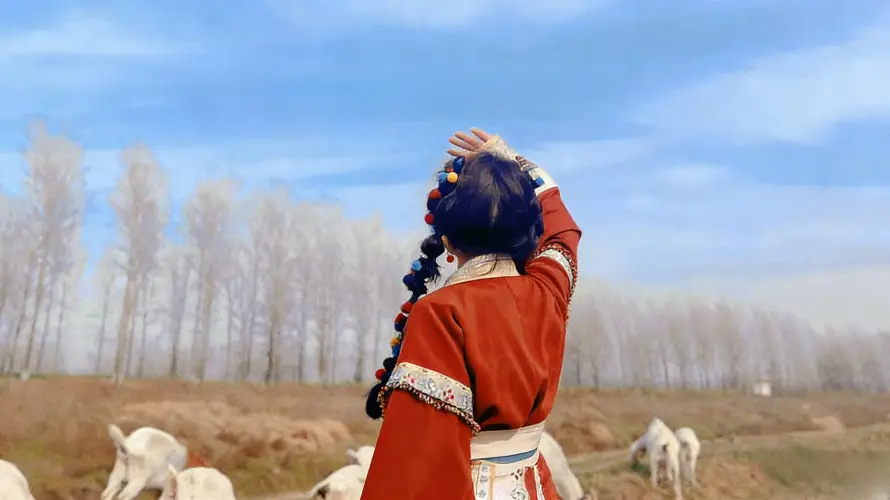 4k女神壁纸 - 放羊 - 树林 - 红衣「哲风壁纸」